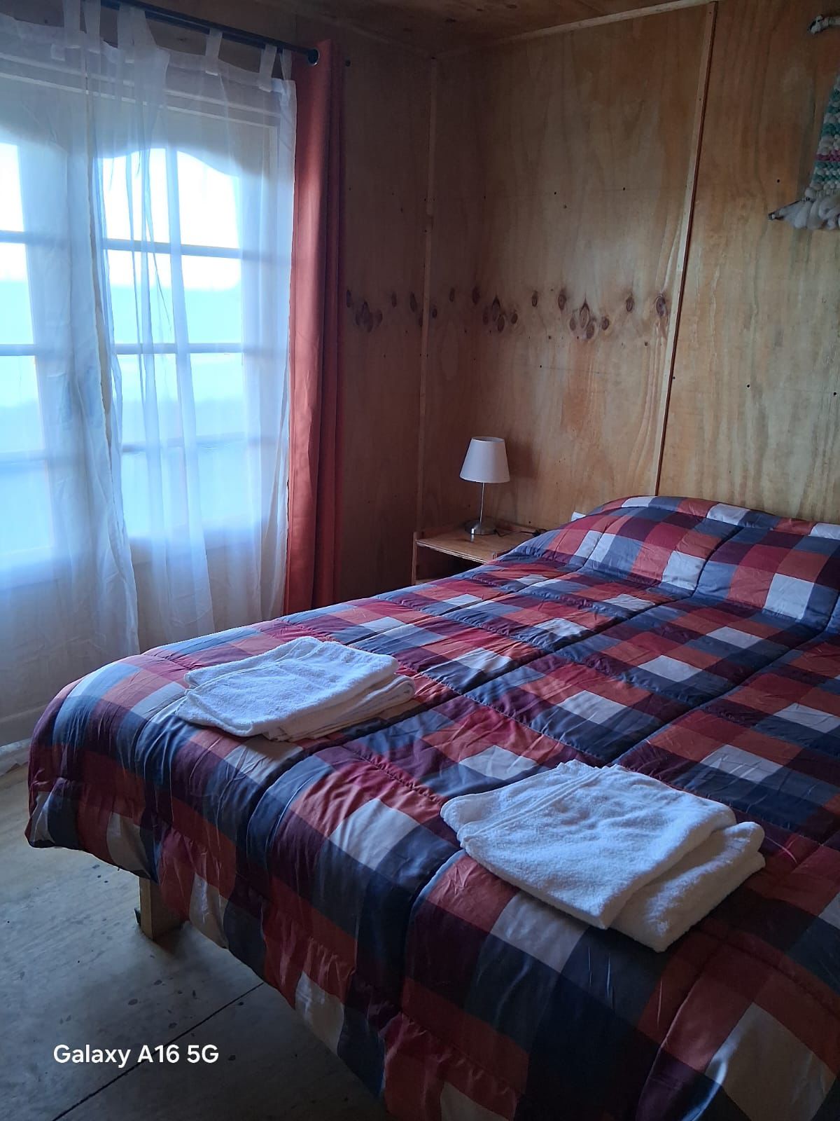 Otra vista de cama roja y azul